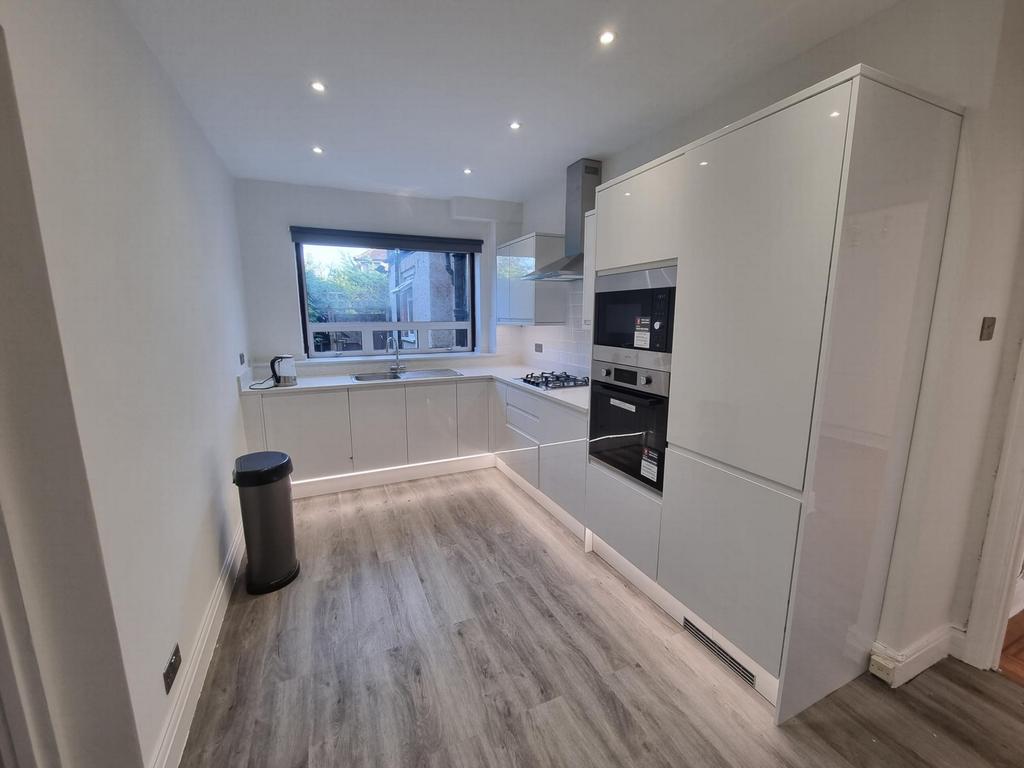Selvage Lane, Mill Hill, NW7 4 bed detached house £950,000