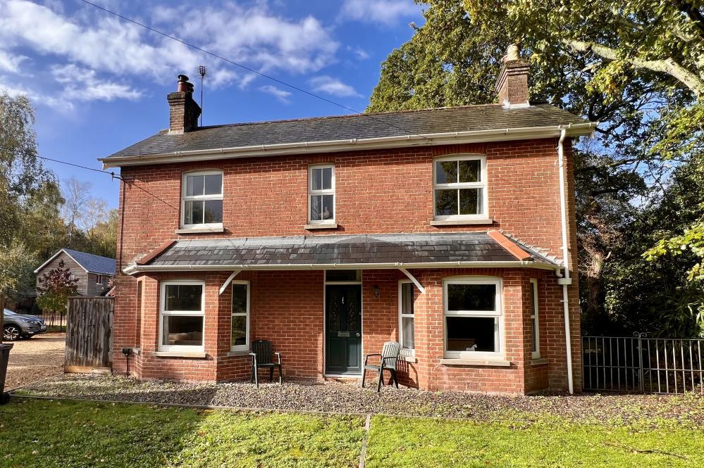 Verwood Road, Three Legged Cross, BH21 6RJ 3 bed detached house for