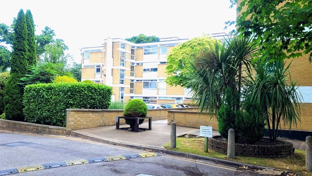 Park View Court, Woking 3 bed apartment £300,000