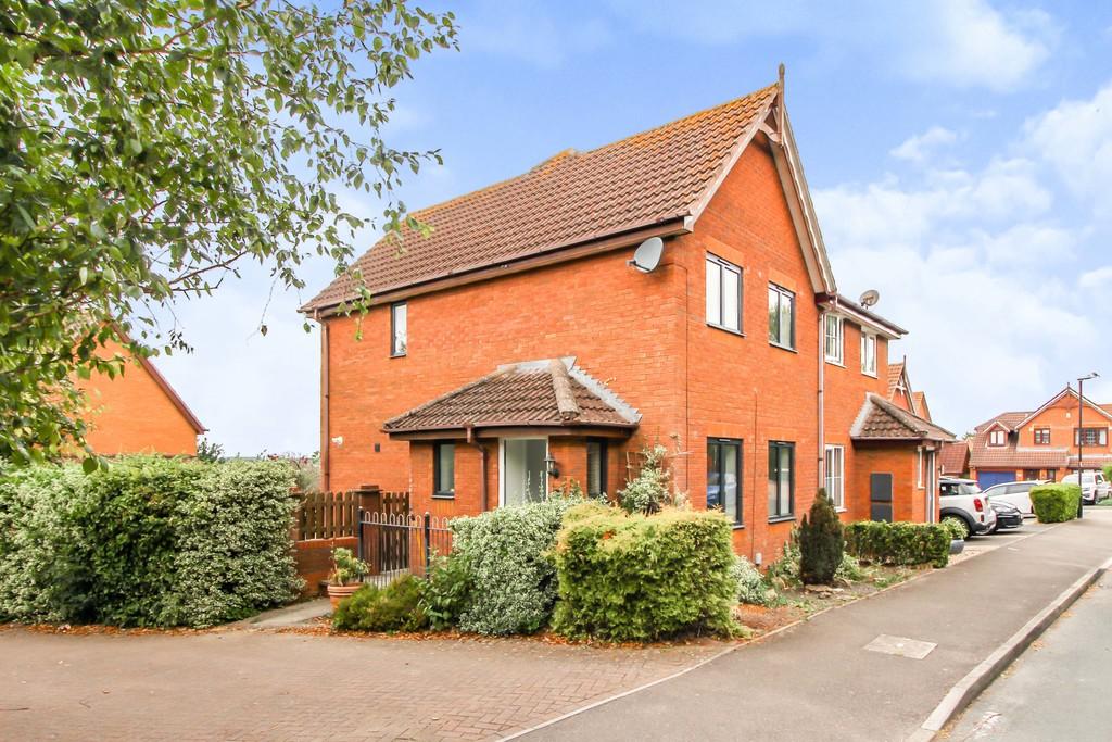 Thornhill Drive, St. Andrews Ridge, Swindon 3 bed semidetached house