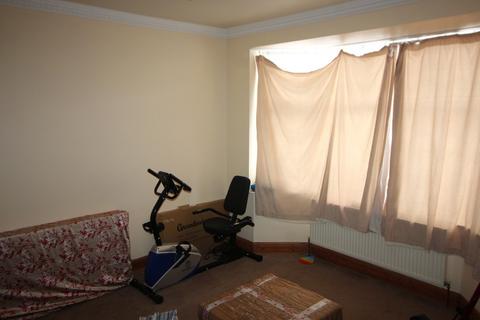 4 bedroom detached house to rent, Masefield Avenue, Southall