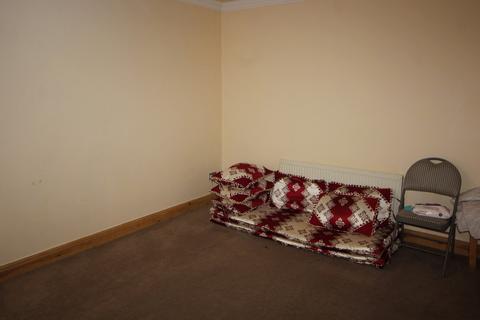 4 bedroom detached house to rent, Masefield Avenue, Southall
