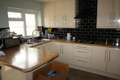 4 bedroom detached house to rent, Masefield Avenue, Southall