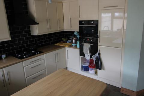 4 bedroom detached house to rent, Masefield Avenue, Southall