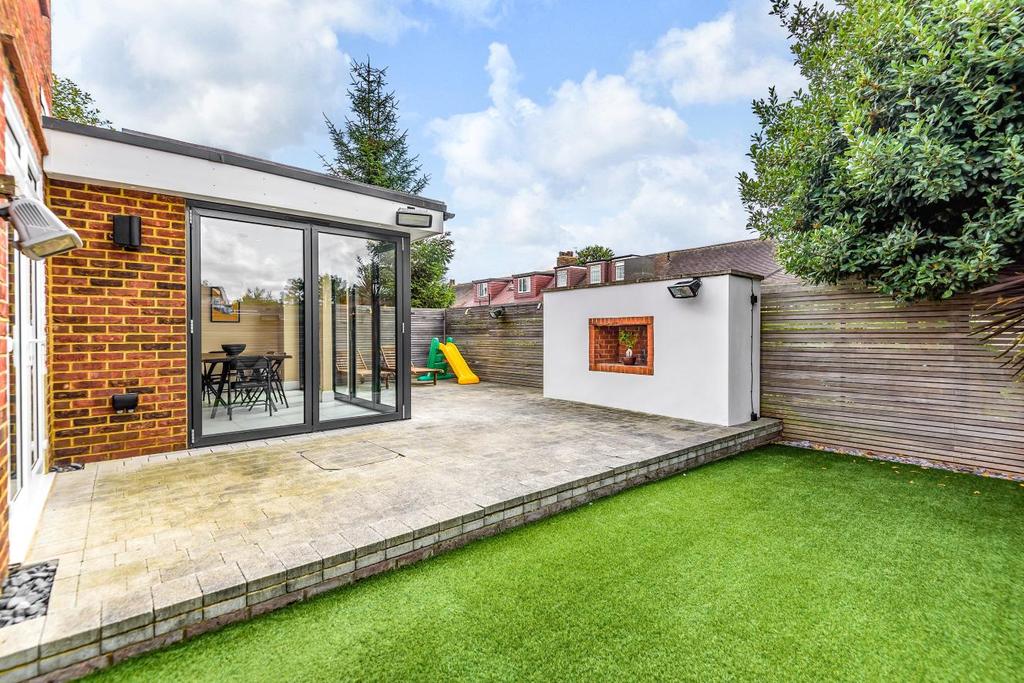 Godley Road, Earlsfield 2 bed flat £685,000