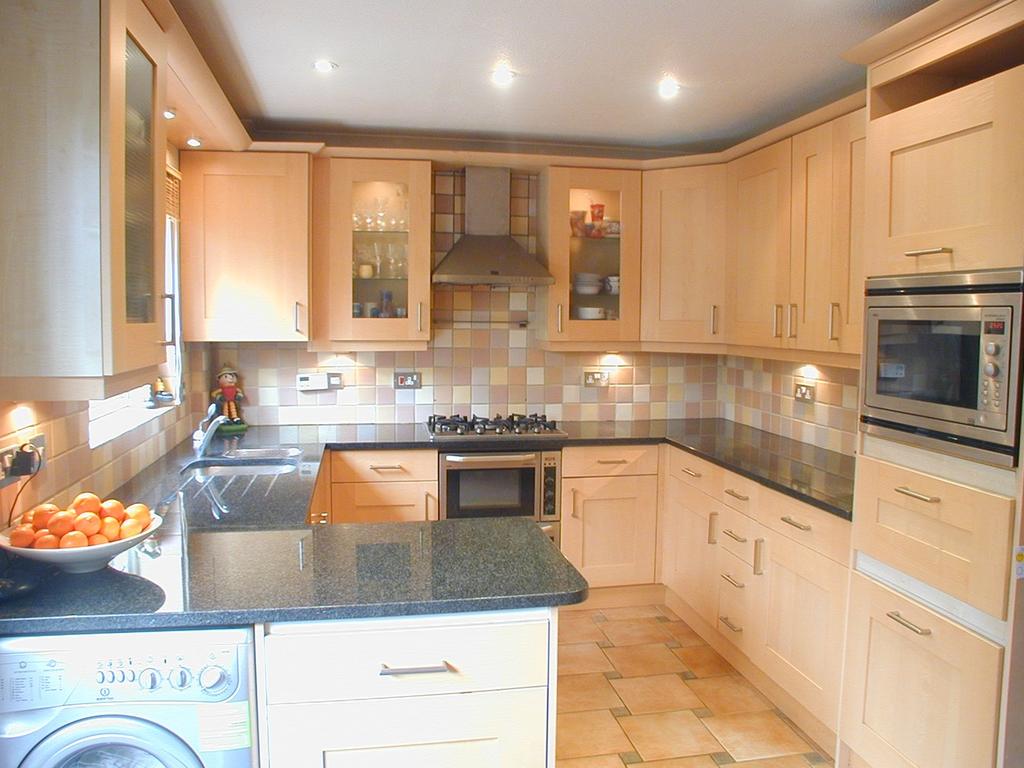 Rosslyn Park, Weybridge, KT13 3 bed terraced house £2,000 pcm (£462 pw)