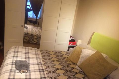 3 bedroom house share to rent, Grosvenor Court, Hale Lane, Edgware, NW7