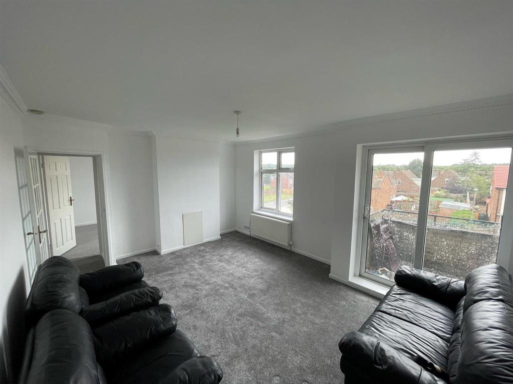 Debenham Court, Quinta Drive, 2 bed flat £1,575 pcm (£363 pw)