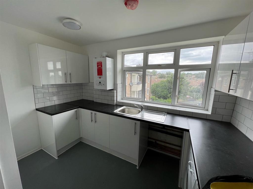 Debenham Court, Quinta Drive, 2 bed flat £1,575 pcm (£363 pw)