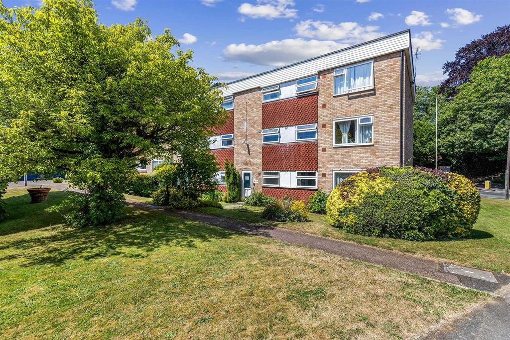 Gore Court, Ashford TN24 2 bed flat for sale £175,000