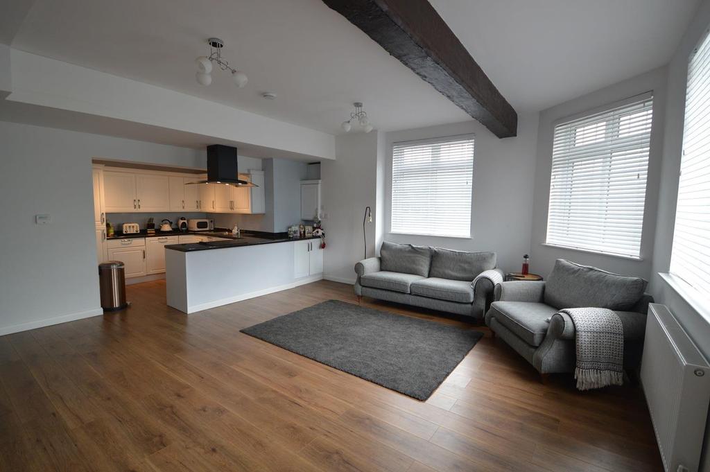 Walshes Road, Crowborough 2 bed apartment £1,150 pcm (£265 pw)