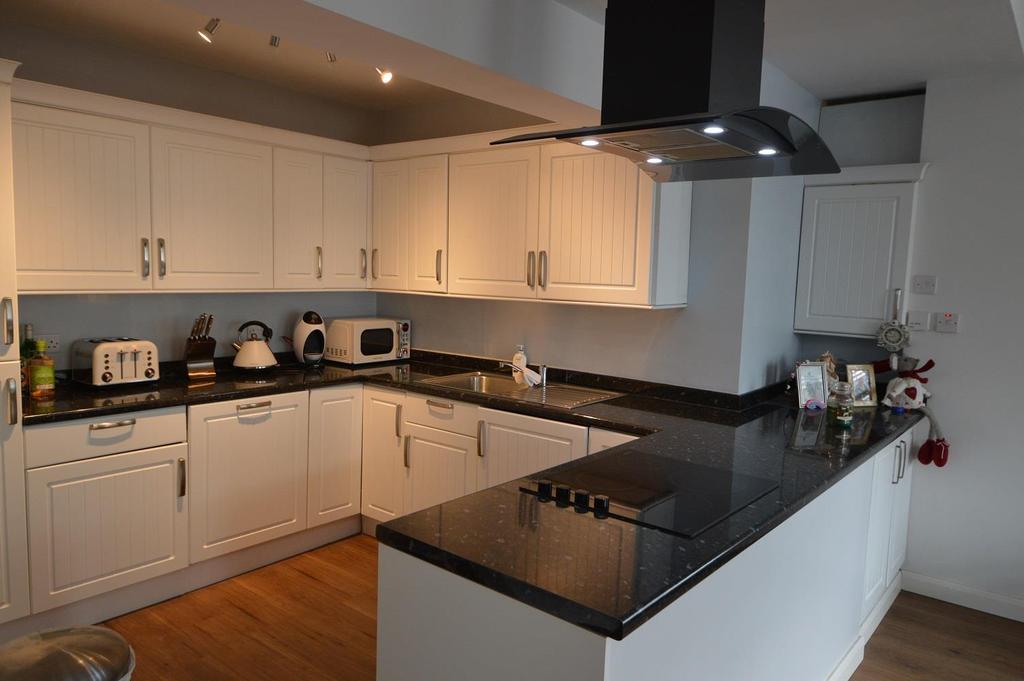 Walshes Road, Crowborough 2 bed apartment £1,150 pcm (£265 pw)