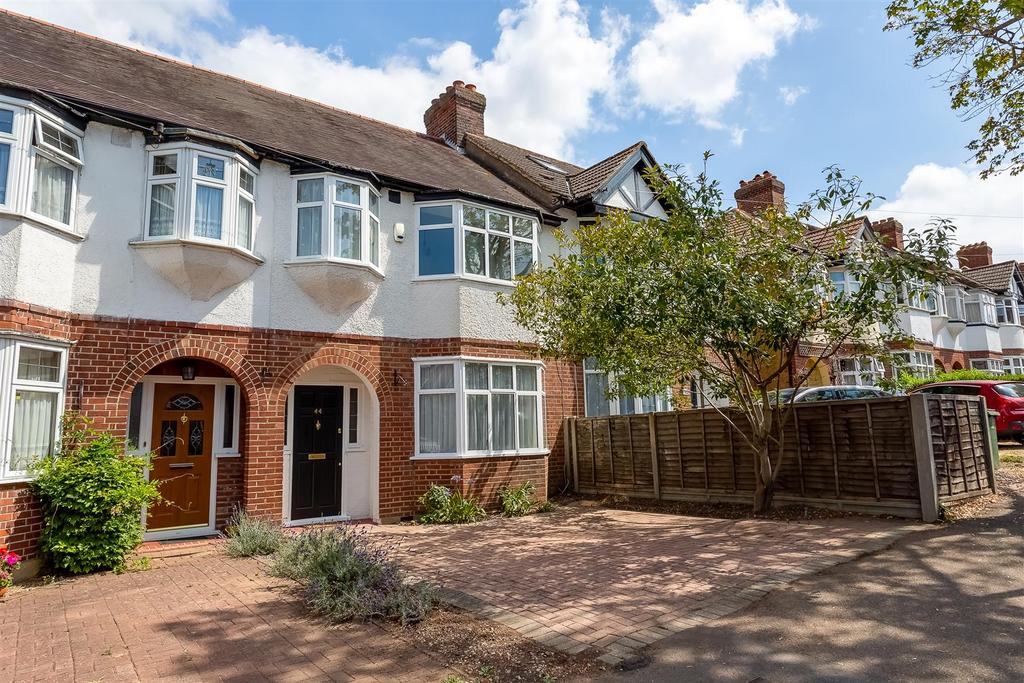 Stoughton Avenue, Cheam 3 bed house £2,250 pcm (£519 pw)