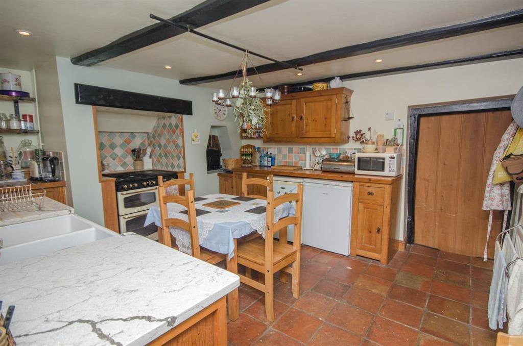Cleeve Road, Downend, Bristol, BS16 6AD 2 bed cottage £300,000