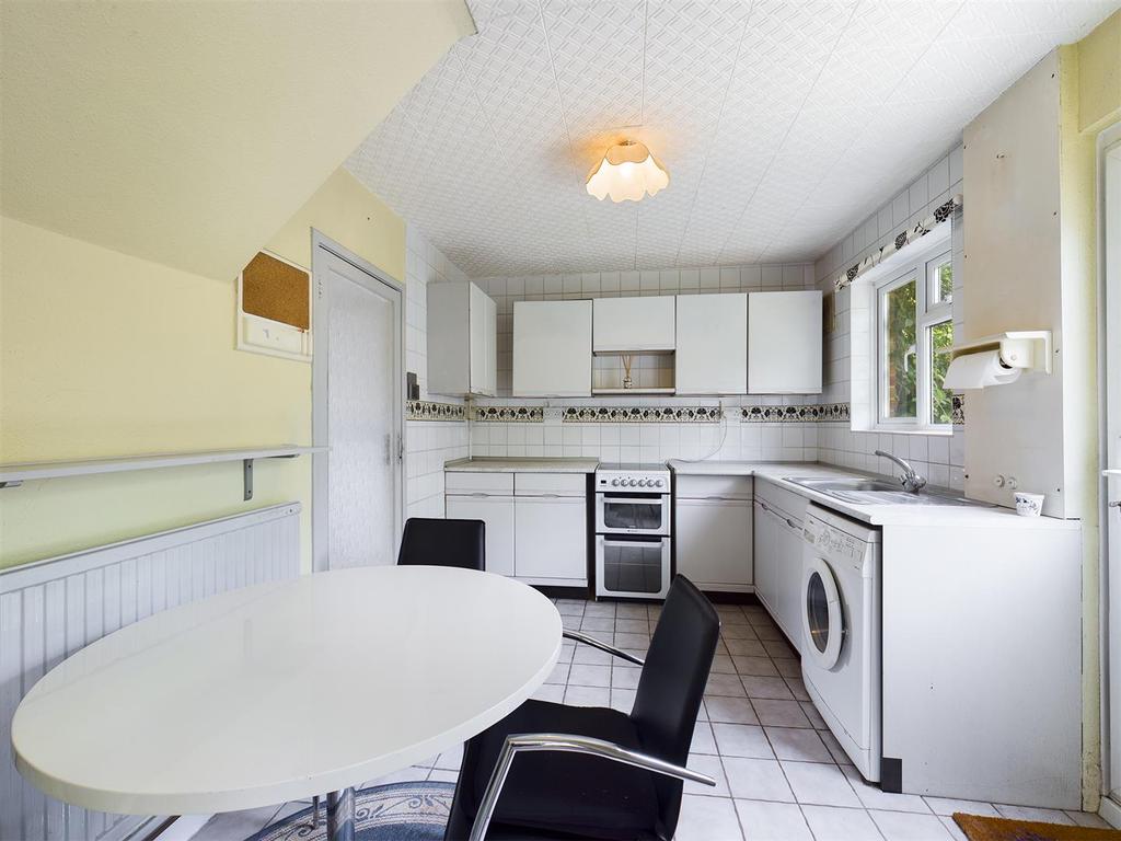 Chesney Crescent, New Addington, Croydon 3 bed terraced house £375,000