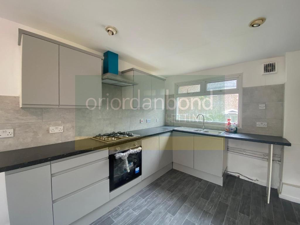 Maidencastle, Blackthorn, Northampton, NN3 3 bed terraced house £925