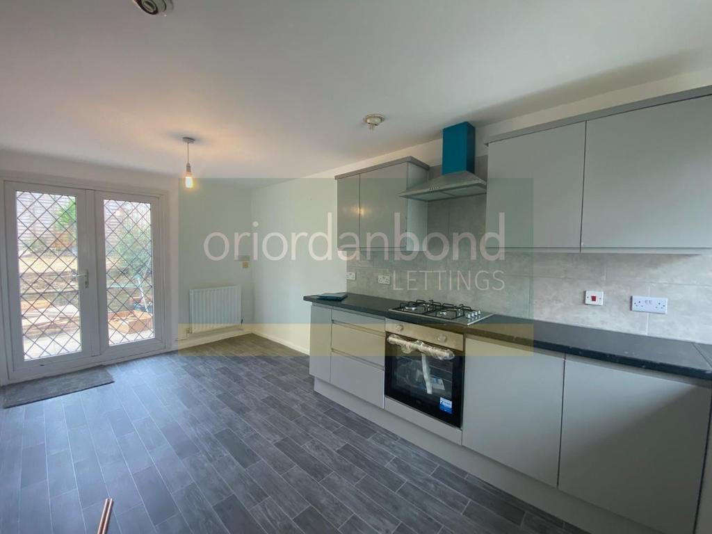 Maidencastle, Blackthorn, Northampton, NN3 3 bed terraced house £925 pcm (£213 pw)