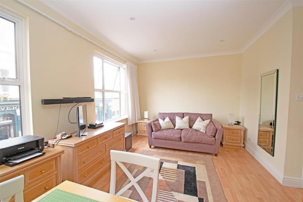 Crown Road, St Margarets village Studio £1,100 pcm (£254 pw)