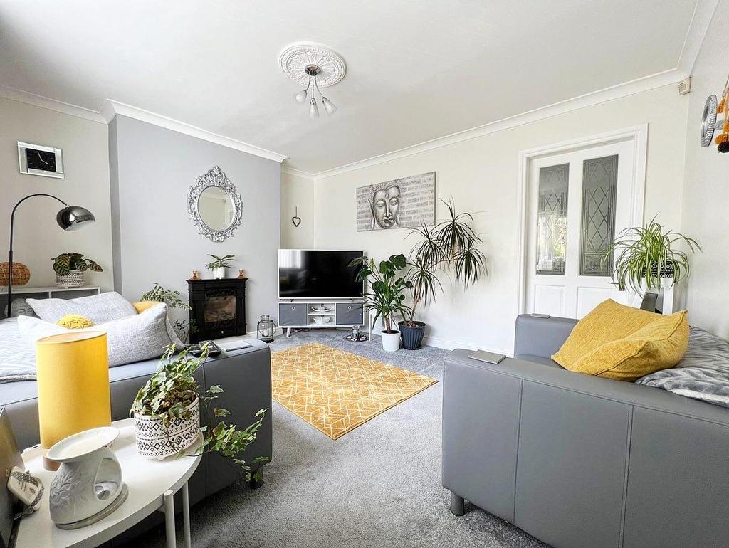 Shelley Drive, Barnsley, S71 2LR 3 bed semidetached house £160,000