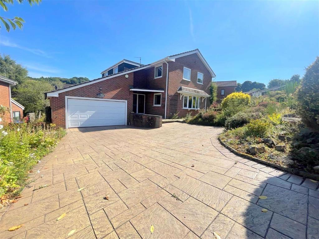 Sandybrook Lane, Birchall, Leek 4 bed link detached house £1,200 pcm