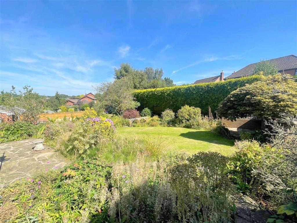 Sandybrook Lane, Birchall, Leek 4 bed link detached house £1,200 pcm