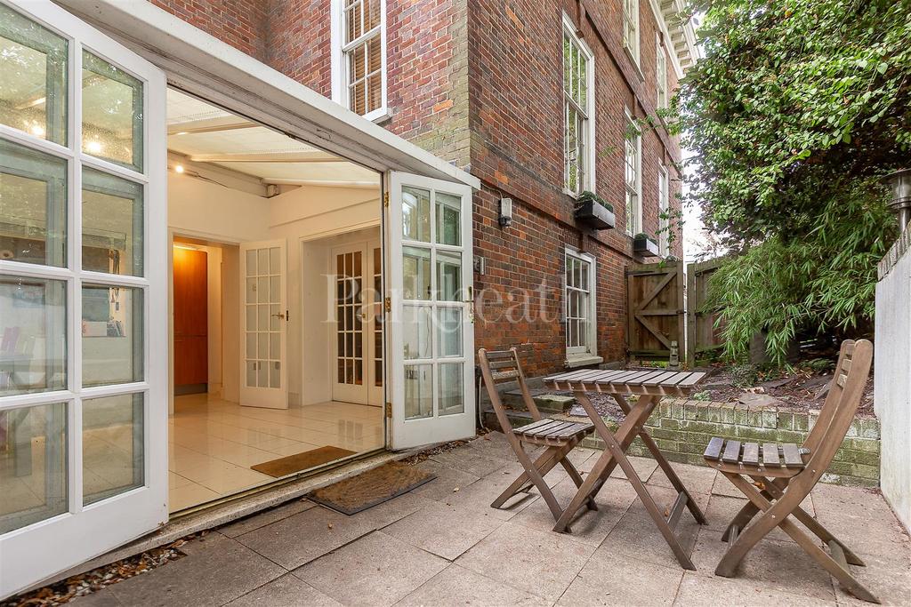 West Heath Avenue, London NW11 2 bed apartment £2,150 pcm (£496 pw)