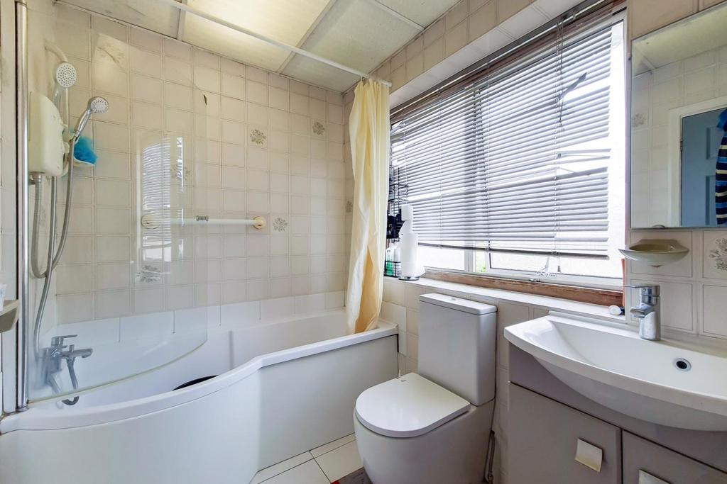 14 Bathroom-0.jpg