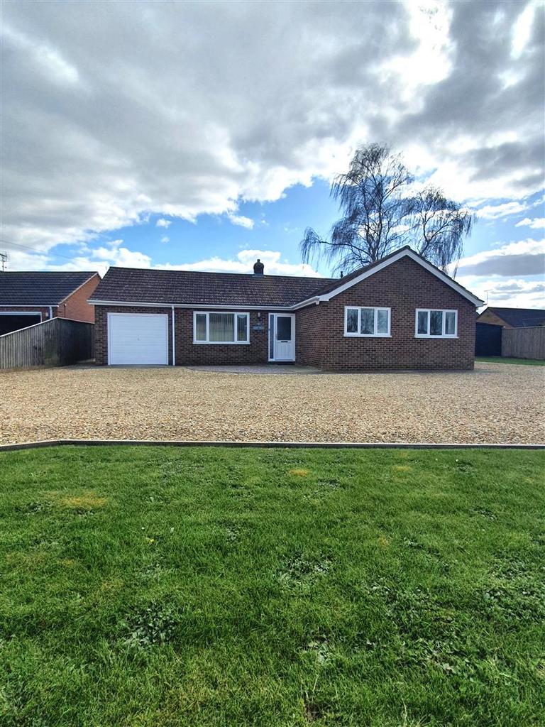 Low Lane, Holbeach, Spalding 3 bed detached bungalow £850 pcm (£196 pw)