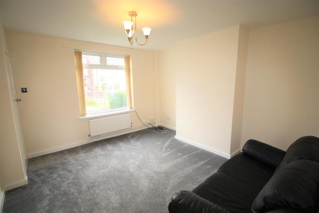 Beoley Road East, Redditch 2 bed semidetached house £775 pcm (£179 pw)