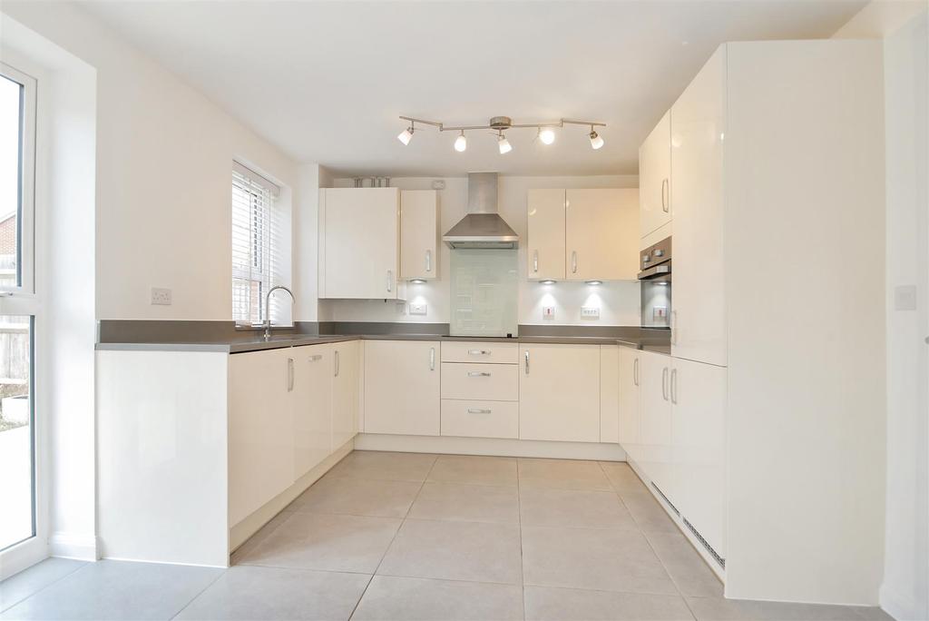Red Barn Crescent, Felpham, Bognor Regis 3 bed semidetached house £1,450 pcm (£335 pw)