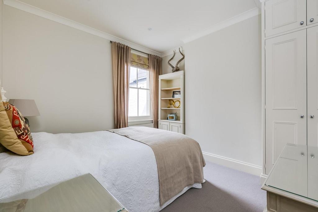 Kenyon Street, London 3 bed apartment £2,975 pcm (£687 pw)