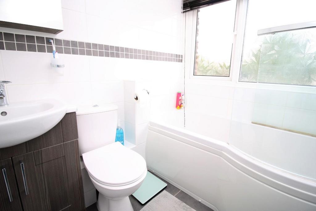 10 - bathroom.JPG
