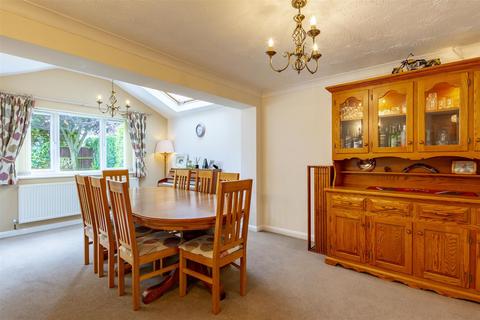 4 bedroom detached house for sale - Robins Close, Thulston
