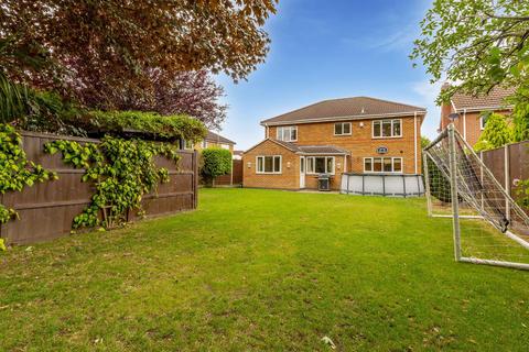 4 bedroom detached house for sale - Robins Close, Thulston