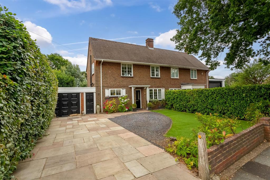 Picquets Way, Banstead 3 bed semidetached house £700,000