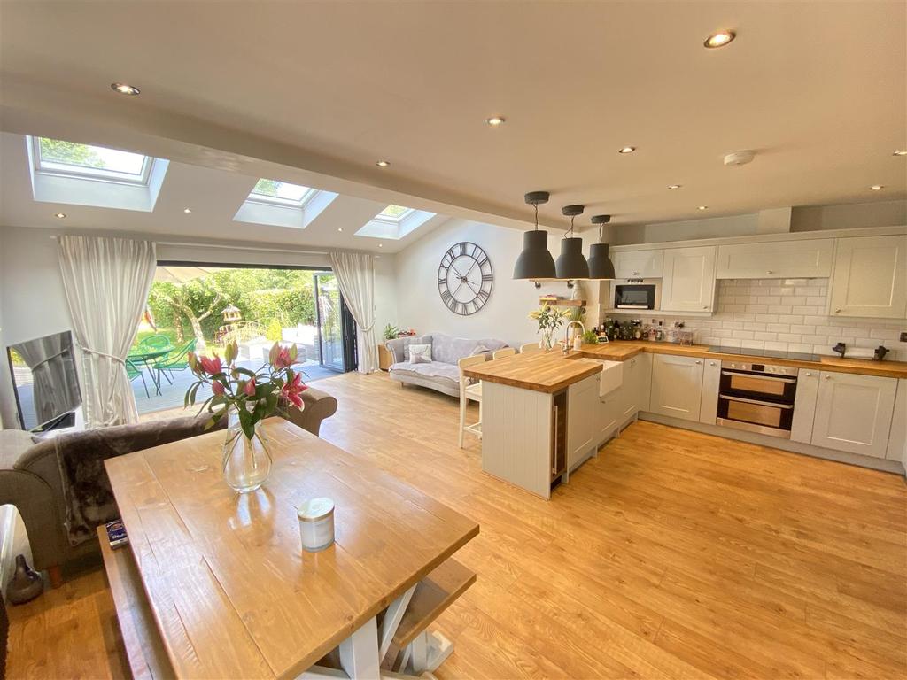 Deanway, Wilmslow 3 bed semidetached house £499,950