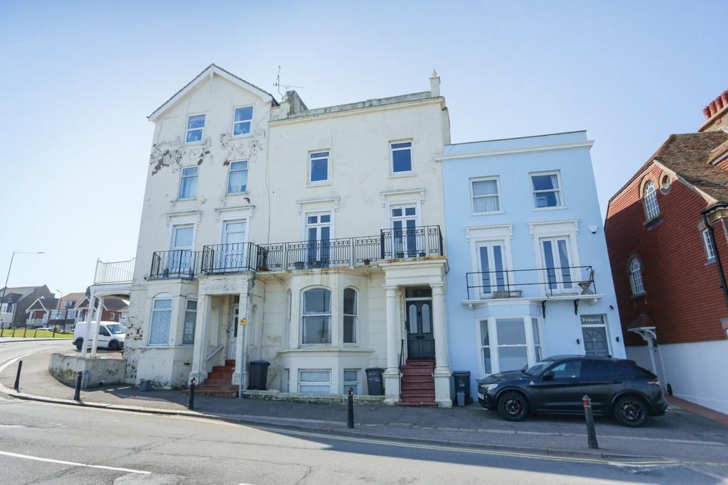 Central Parade, Herne Bay 2 bed flat - £895 pcm (£207 pw)