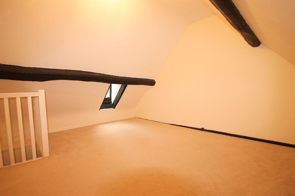 Dosthill Hall, Blackwood Road... 1 bed flat £795 pcm (£183 pw)