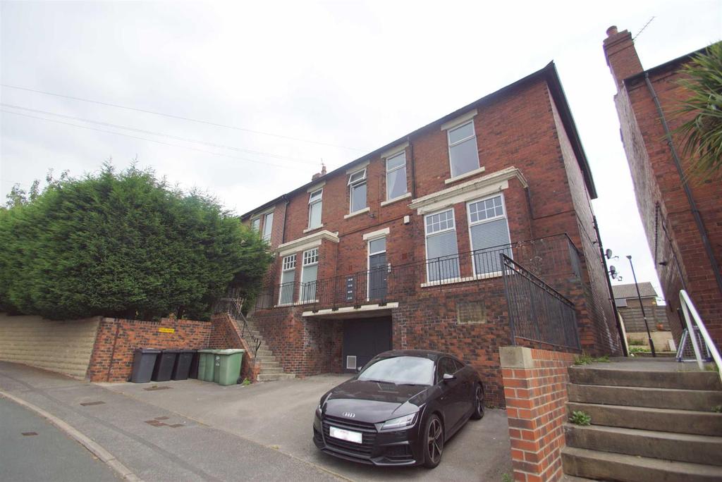 Wood Lane, Rothwell, Leeds 2 bed flat £700 pcm (£162 pw)