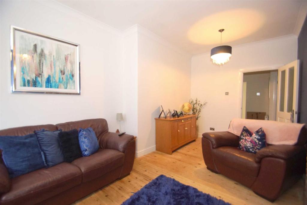 Wood Lane, Rothwell, Leeds 2 bed flat £700 pcm (£162 pw)