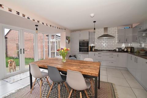 2 Bond Close, Leonard Stanley, Stonehouse, GL10 3GQ