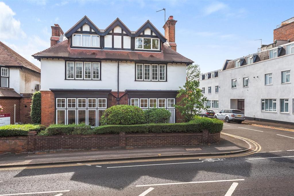 Portsmouth Road Esher 2 bed flat £1,400 pcm (£323 pw)