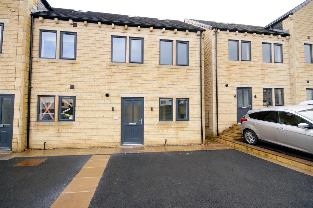 Dyson Court, Slade Lane, Brighouse 4 bed townhouse £1,025 pcm (£237 pw)