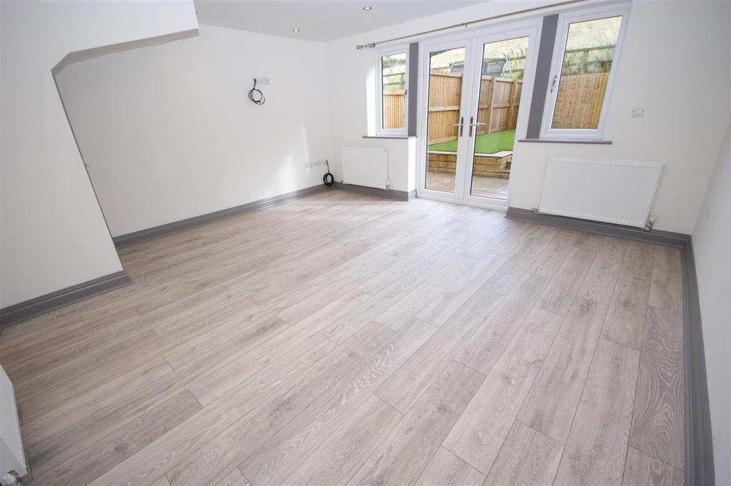 Dyson Court, Slade Lane, Brighouse 4 bed townhouse £1,025 pcm (£237 pw)