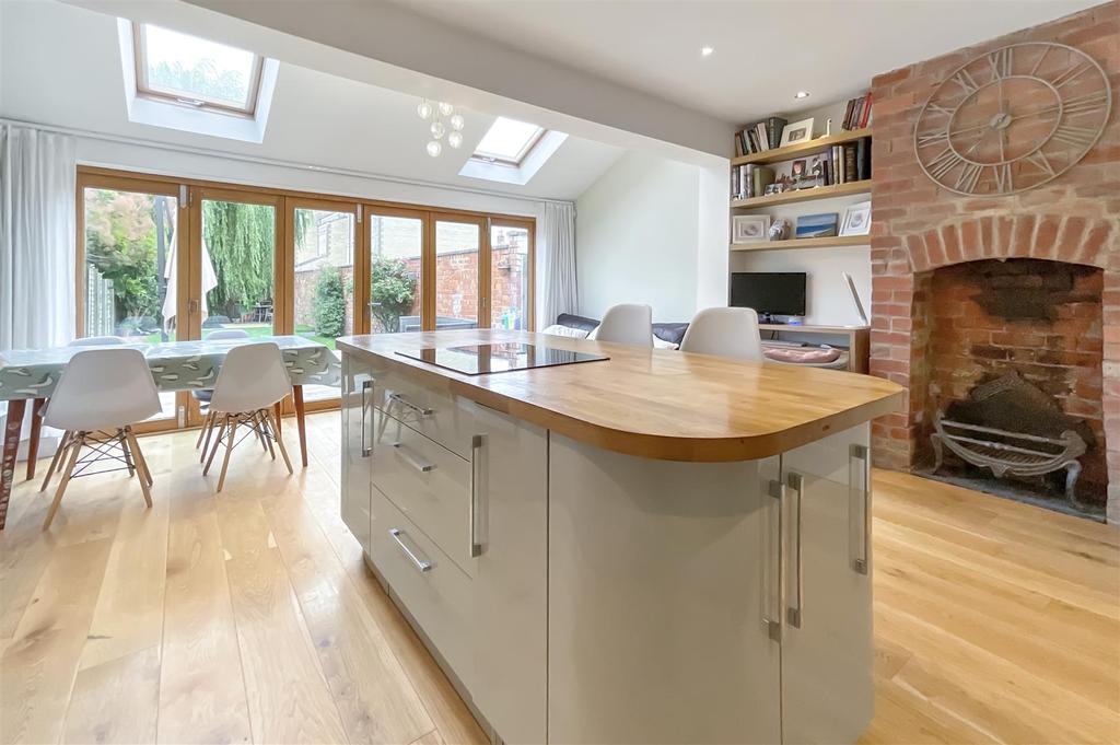 Purley Road, Cirencester 3 bed end of terrace house £445,000