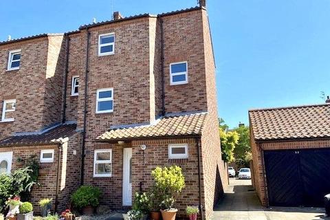 4 bedroom townhouse to rent - Pear Tree Court, Aldwark