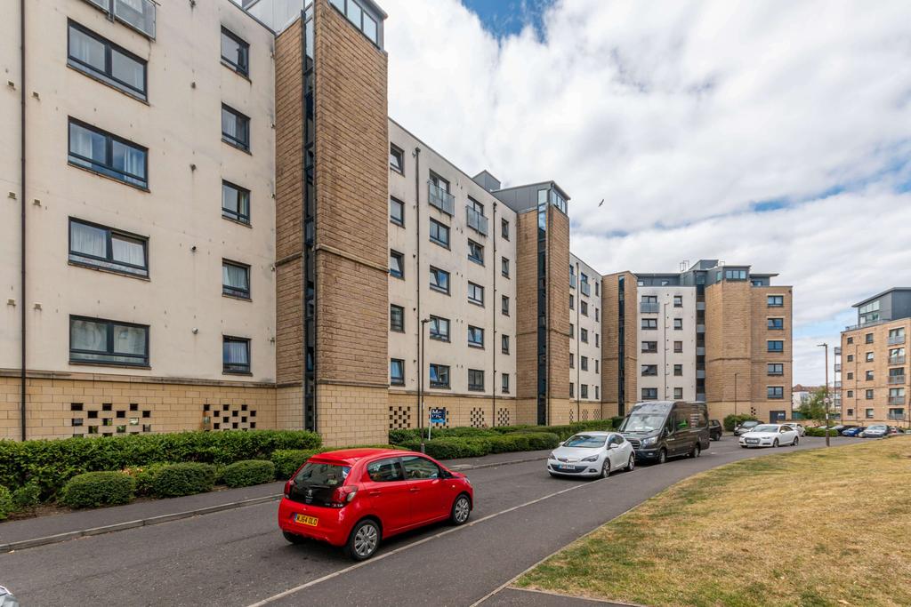 Hawkhill Close Edinburgh EH7 6FG United Kingdom 2 bed flat £1,050 pcm