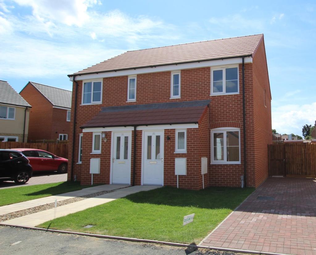 Lyncoln Drive, Lowestoft 2 bed semidetached house £850 pcm (£196 pw)