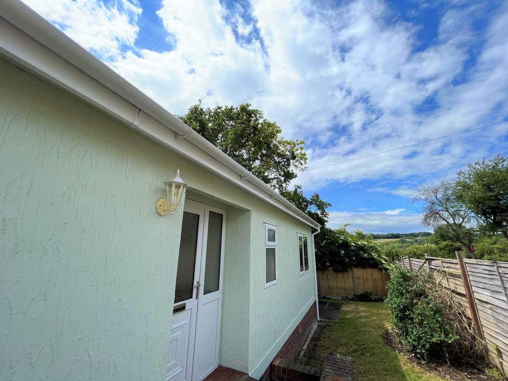 Holtspur Lane, Wooburn Green, HP10 2 bed detached bungalow £1,395 pcm