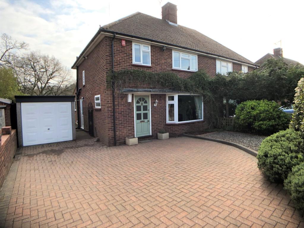 Cherry Tree Road, Beaconsfield, HP9 3 bed semidetached house £1,900